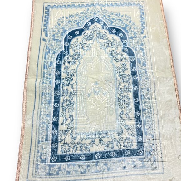 Comfort for Islamic Worship: Soft, Non-Slip Prayer Rug - Picture 4 of 7